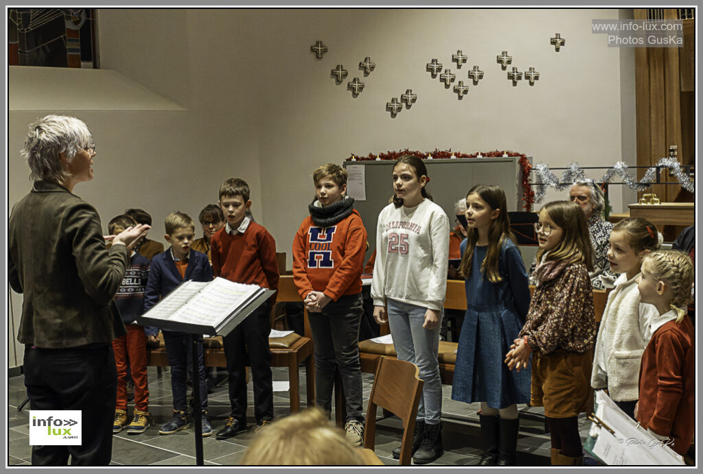 Les enfants des écoles de Muno et de Villers-devant-Orval dirigés par MmeMarie-Eve Micha