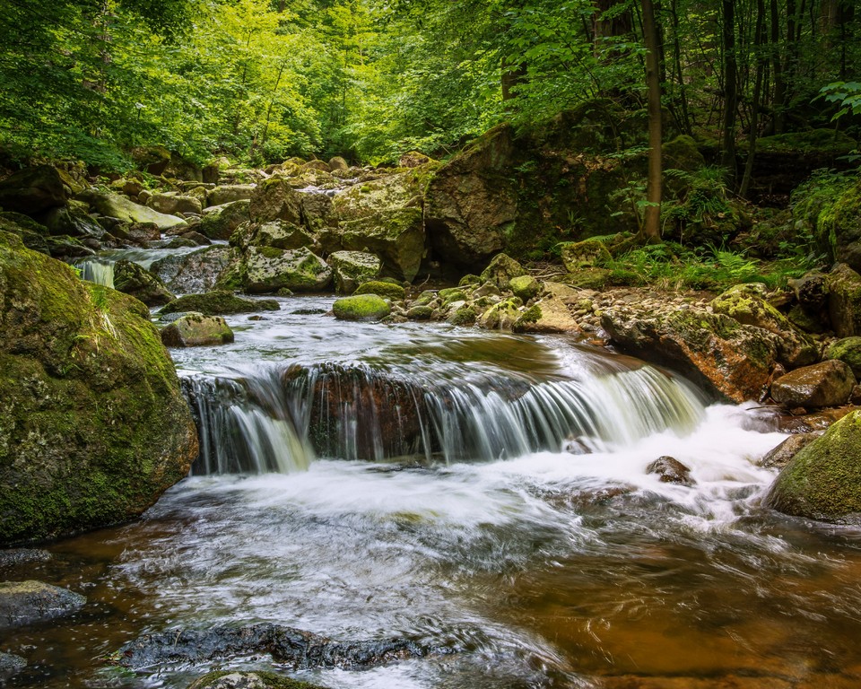 L'eau c'est la vie!  Depuis quelques semaines, en Wallonie, on pourrait en douter!  Les Pfas, les polluants éternels et les résidus de métaux lourds sont venus bousculer notre confiance en l'eau de conduite.  Heureusement, il existe des solutions modernes pour la purification de cette eau.