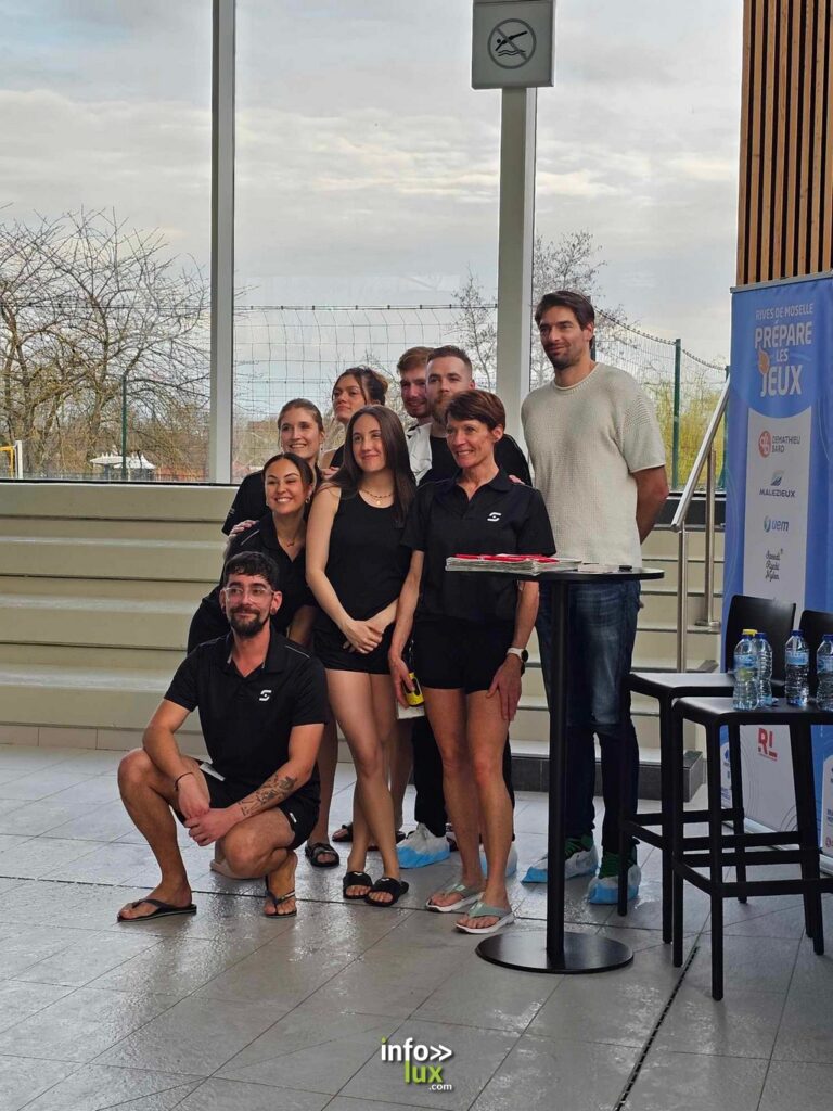 L'équipe de la piscine Aquarives d'Hagondange avec Camille Lacourt