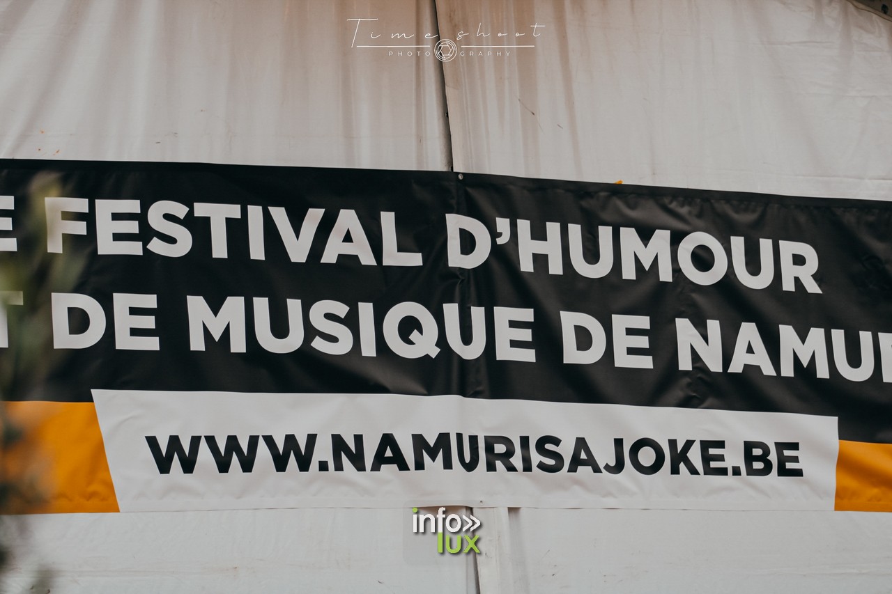 Banderole du festival d’humour et de musique de Namur, Namur is a Joke, en 2024