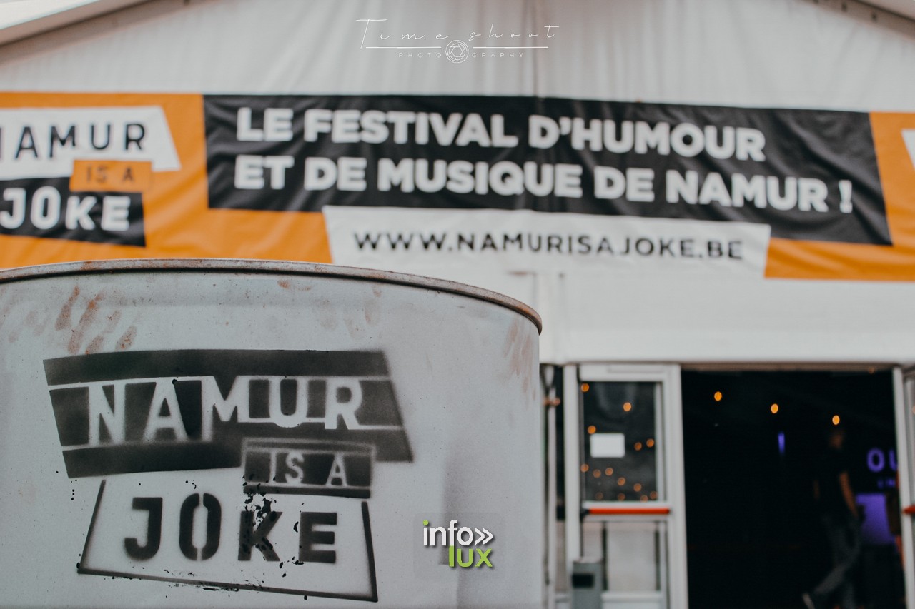 Le chapiteau du festival en 2024, lieu de rendez-vous après les spectacles. Le chapiteau de Namur is a Joke 2024 aux couleurs du festival d’humour et de musique de Namur