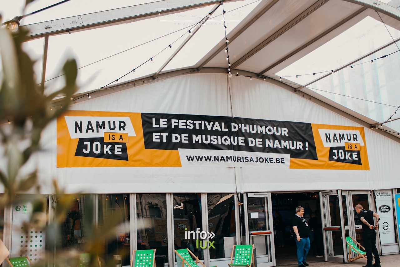L’entrée du chapiteau de Namur is a Joke 2024, aux couleurs du festival d’humour et de musique de Namur