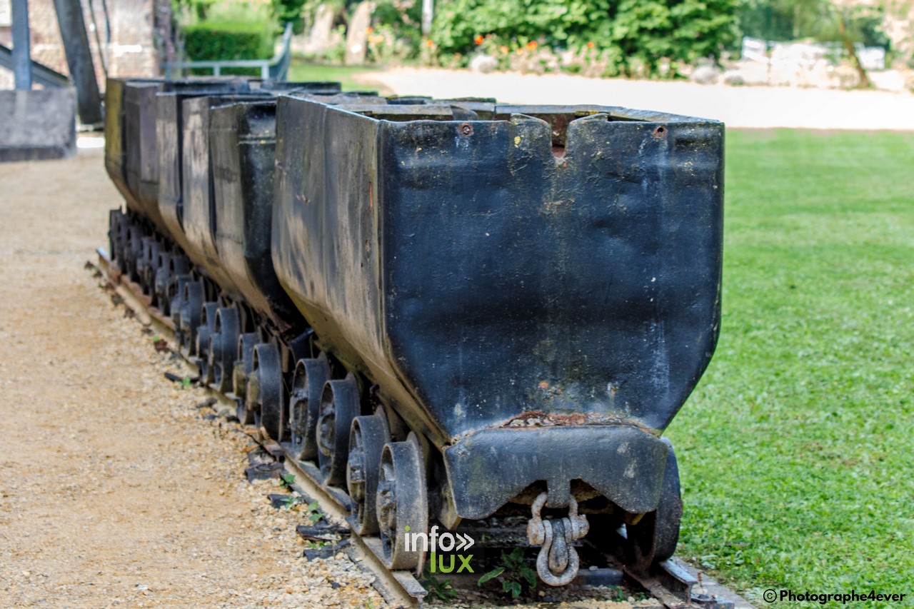 Wagonnets de mine exposés sur le site du Bois du Cazier