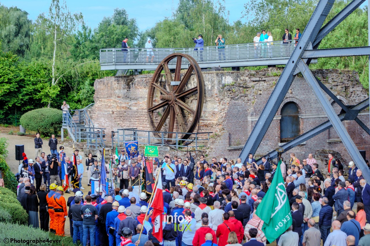 Commémoration devant le châssis à molettes du Bois du Cazier à Marcinelle