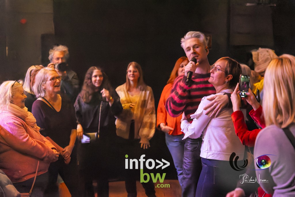 Doowy envoûte Les Nuits Mobiles au Centre Culturel de Braine-l'Alleud: un concert électro-pop haut en couleur!