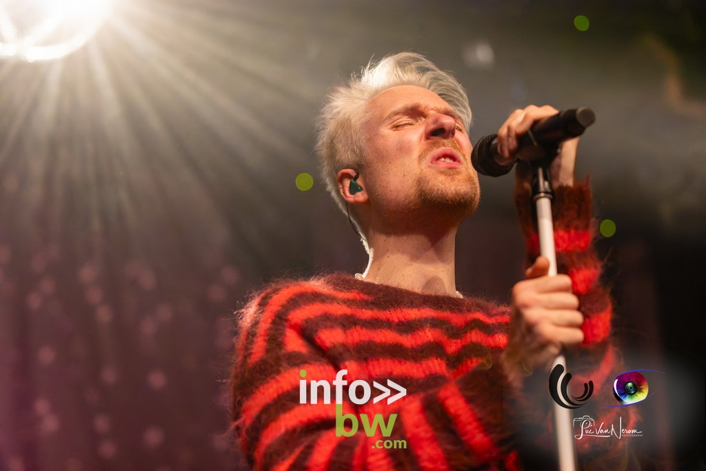 Doowy envoûte Les Nuits Mobiles au Centre Culturel de Braine-l'Alleud: un concert électro-pop haut en couleur!