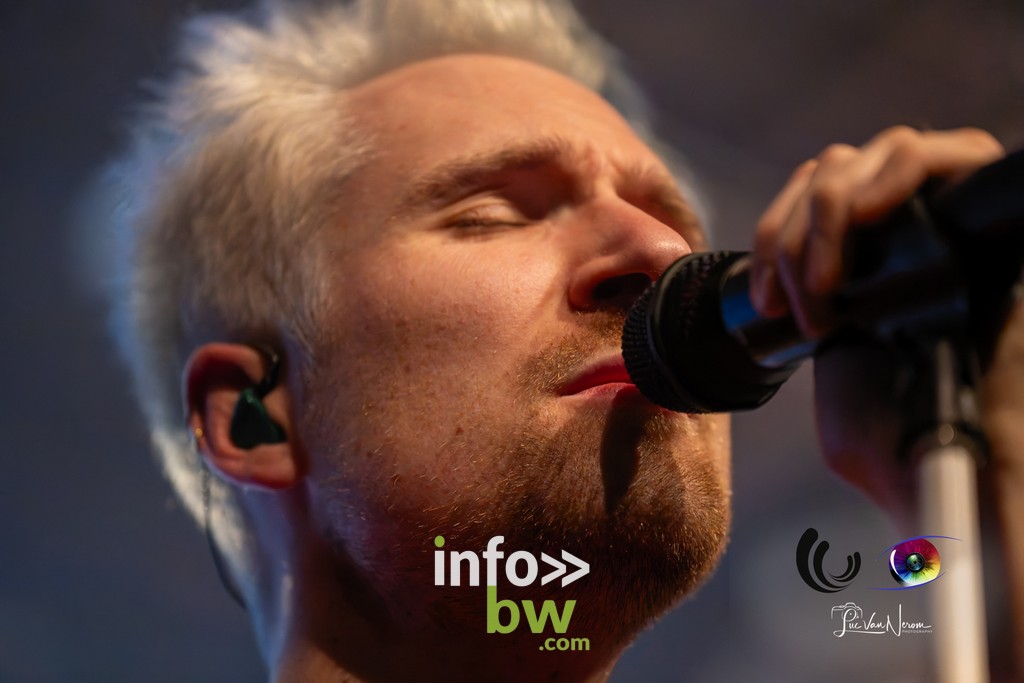 Doowy envoûte Les Nuits Mobiles au Centre Culturel de Braine-l'Alleud: un concert électro-pop haut en couleur!