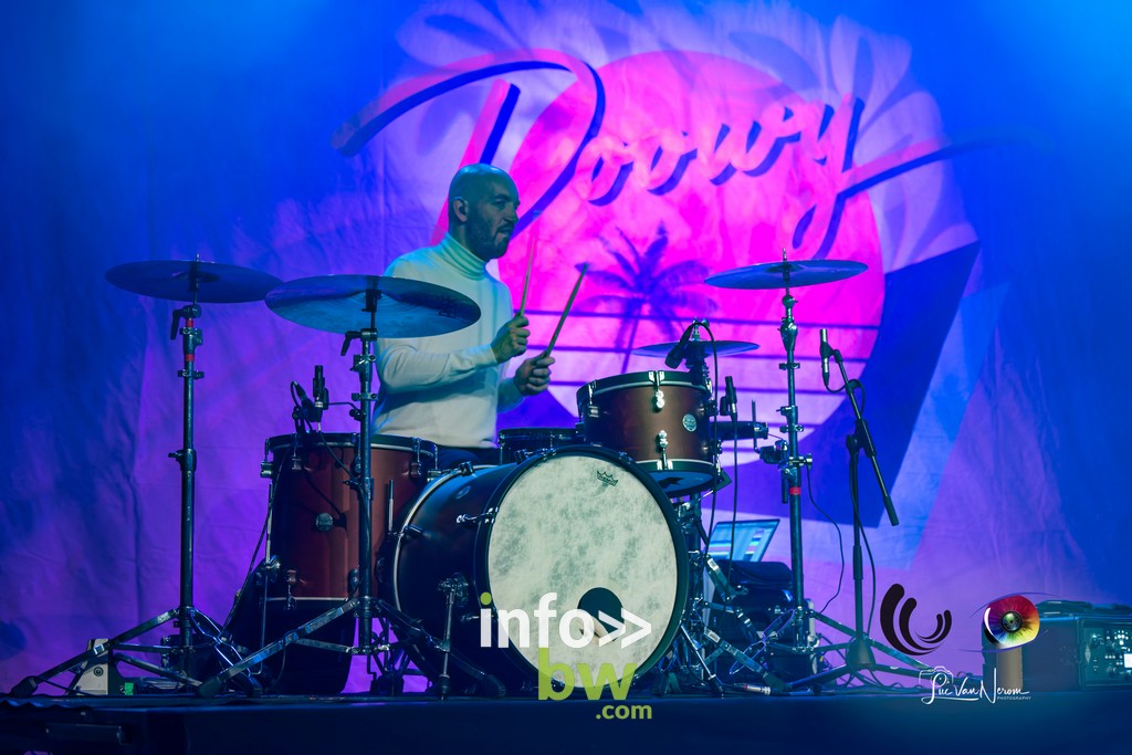 Doowy envoûte Les Nuits Mobiles au Centre Culturel de Braine-l'Alleud: un concert électro-pop haut en couleur!