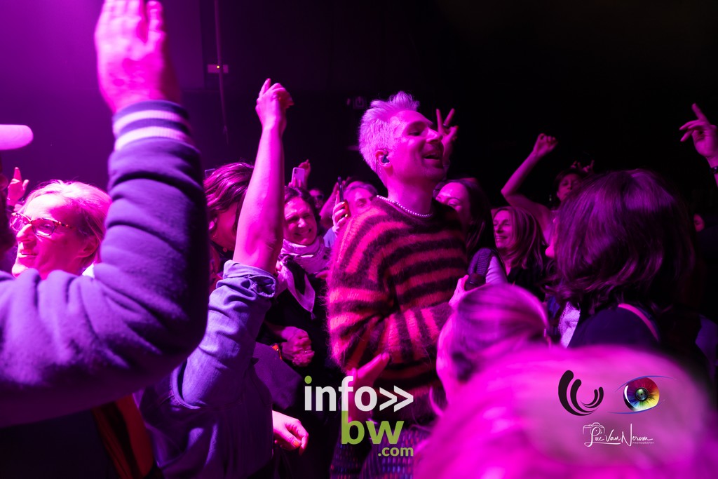 Doowy envoûte Les Nuits Mobiles au Centre Culturel de Braine-l'Alleud: un concert électro-pop haut en couleur!
