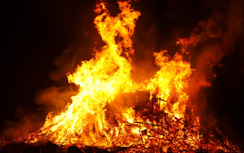 Le Grand Feu de Sapins 2025 : Une Soirée Inoubliable à Ophain (Braine-l’Alleud)