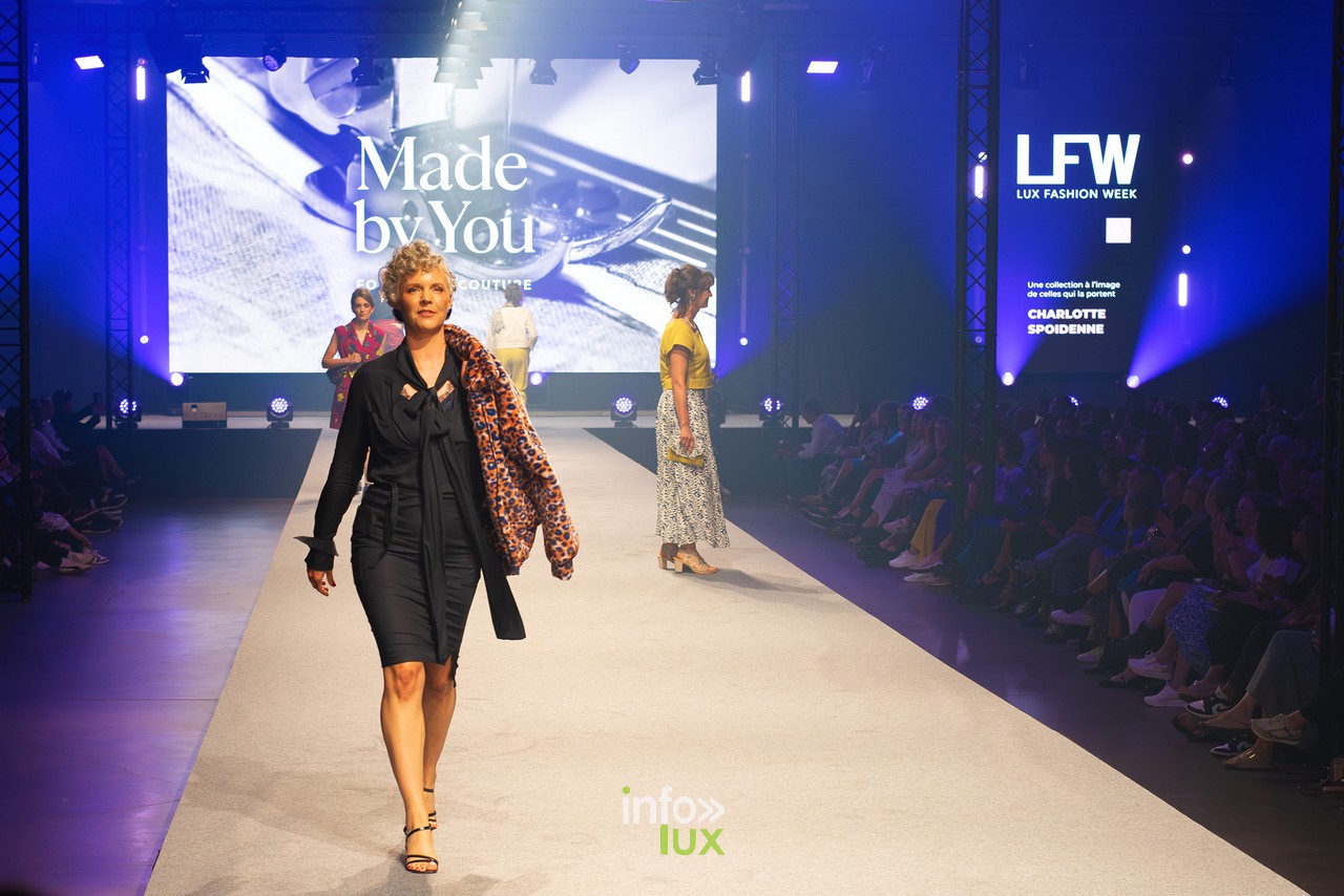 Mannequin en robe noire et veste léopard sur le podium Made by You, Lux Fashion Week Arlon 2025