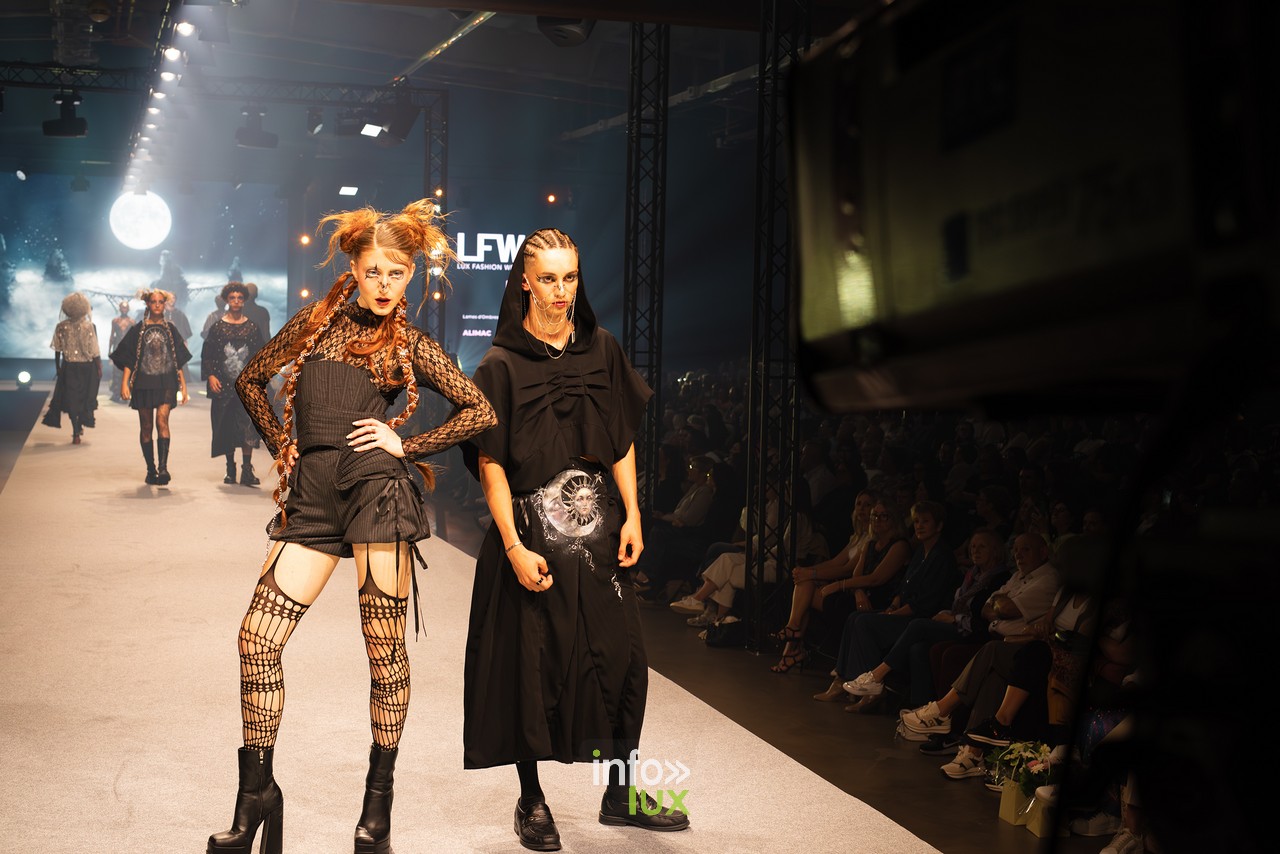 Deux mannequins en tenues noires à résilles et corsets, collection Alimac, Lux Fashion Week Arlon 2025