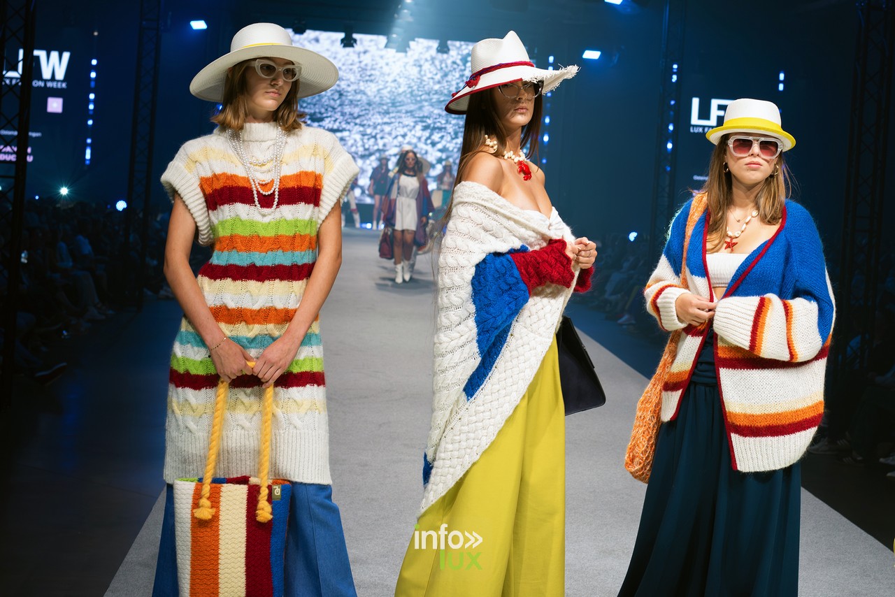 Trois mannequins en pulls rayés colorés et chapeaux blancs, collection Damlaws de Damien Ducobu, Lux Fashion Week Arlon