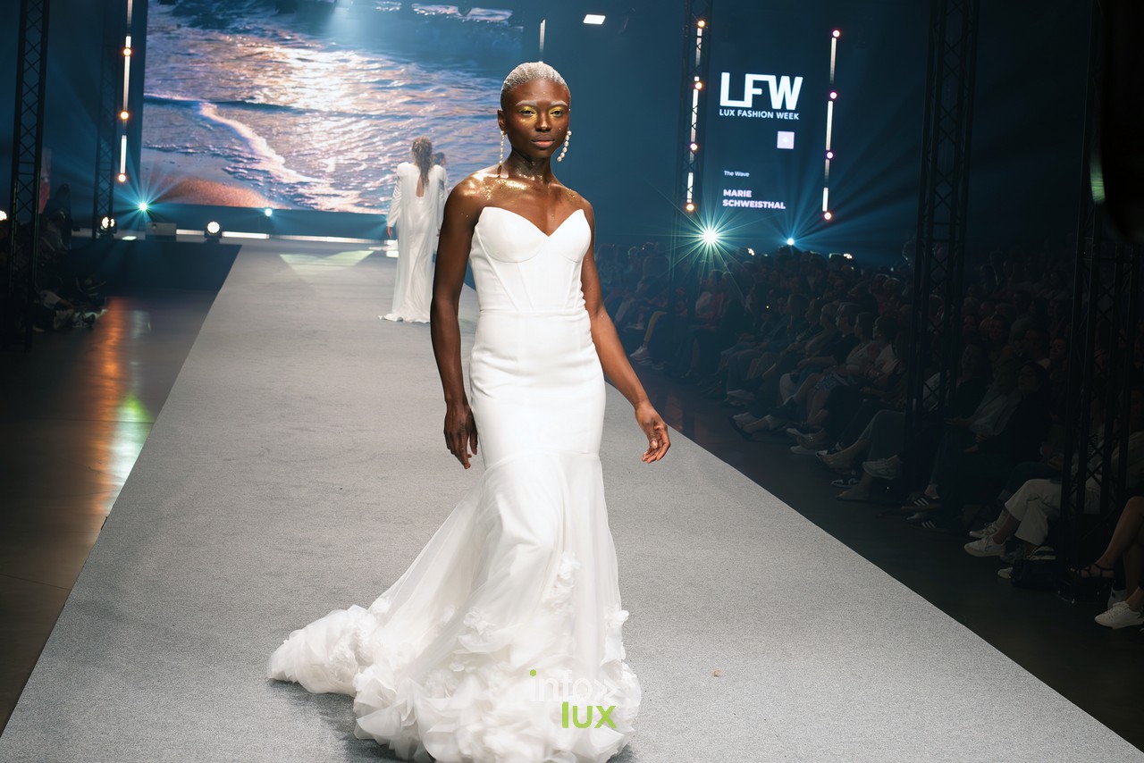 Mannequin en robe de mariée blanche à traîne, collection Marie Schweisthal, Lux Fashion Week Arlon 2025