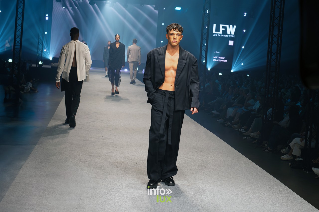 Mannequin homme en costume noir oversize torse nu, collection Mathieu Panzokou, Lux Fashion Week Arlon 2025