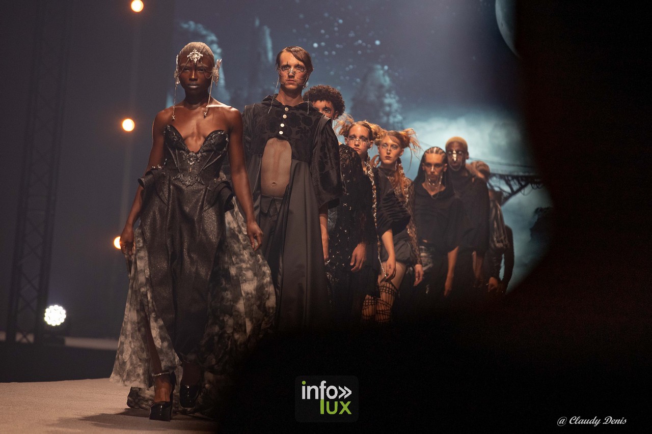 Groupe de mannequins en tenues sombres et texturées de la créatrice Alimac, Lux Fashion Week Arlon