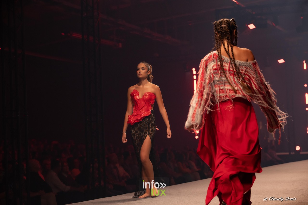 Deux mannequins en rouge et noir de dos et de face sur le podium de la Lux Fashion Week d'Arlon