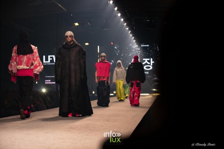 Podium de la Lux Fashion Week d'Arlon avec le logo LFW et des mannequins en défilé