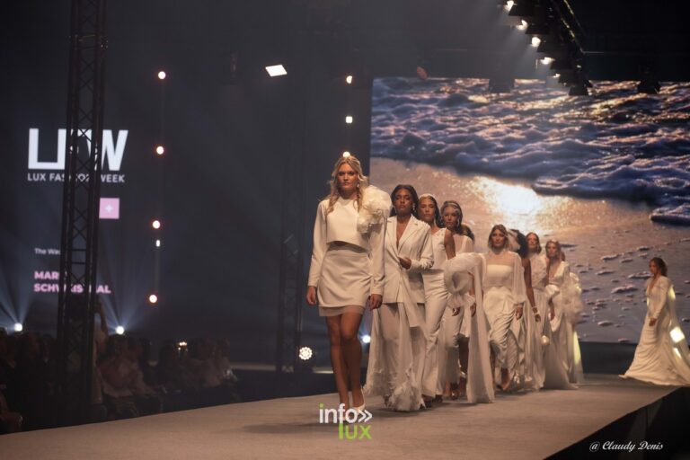 Défilé de la Lux Fashion Week à Arlon : mannequins sur le podium du hall polyvalent devant l'écran LFW