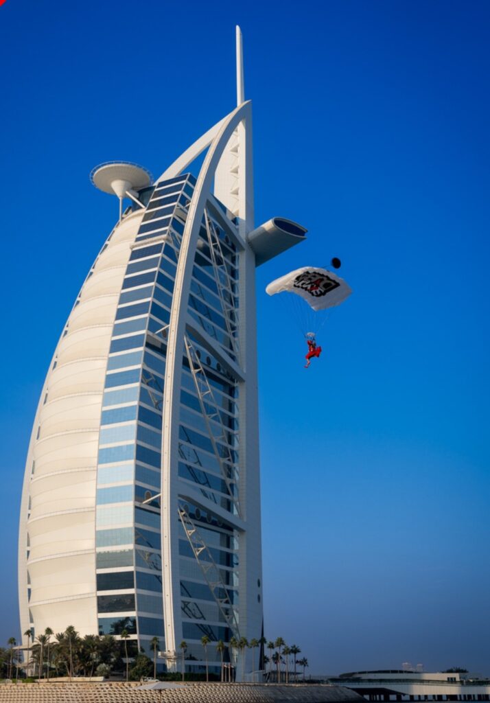 Dubaï > une arlonaise défie le ciel