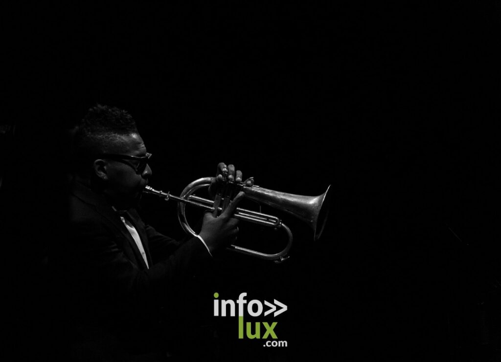 Portrait professionnel bokeh — exemple triangle exposition f/1.8 ISO 200 — photographie Luxembourg