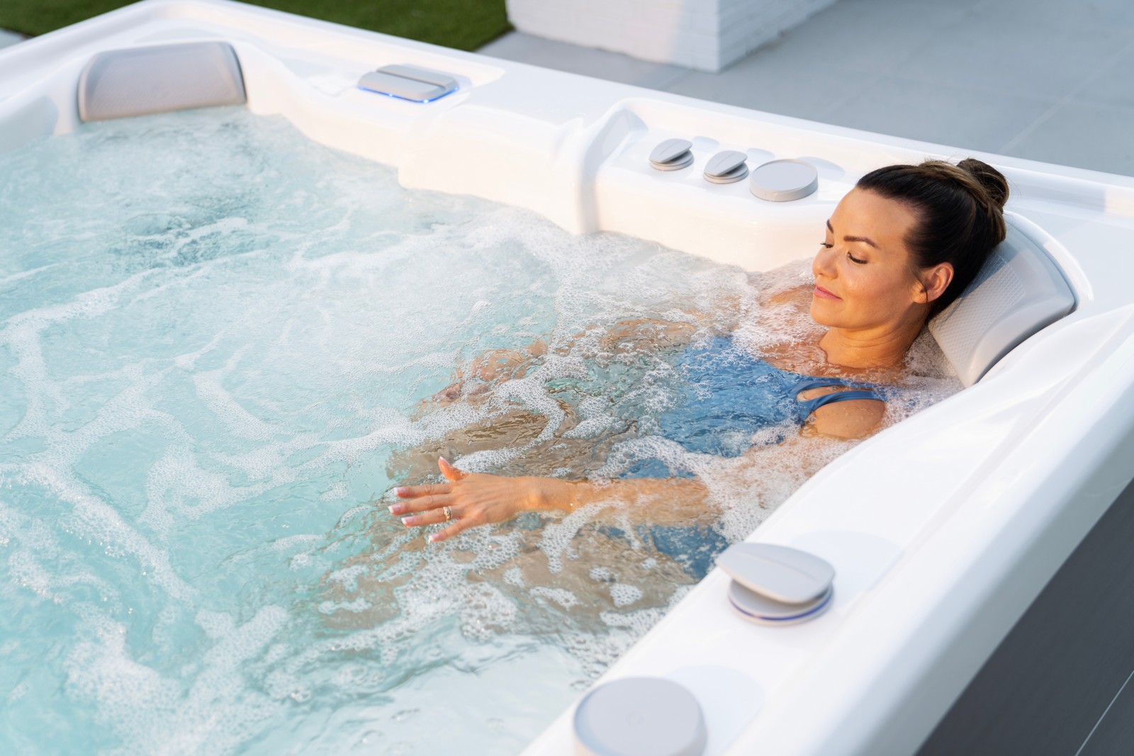 Spa extérieur moderne dans un jardin