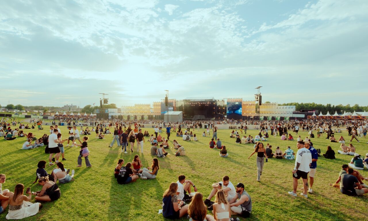 Festival Les Ardentes Liège - Concert main stage de l'édition 2024 à Rocourt avec public dense au coucher du soleil