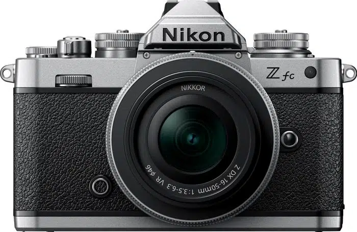 Photographe en action avec boîtier hybride et objectif zoom — cours utilisation objectifs photo info-lux
