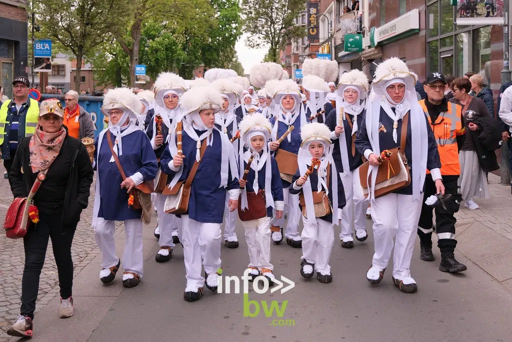 Braine-l'Alleud > Carnaval 2026 > Gilles et paysannes