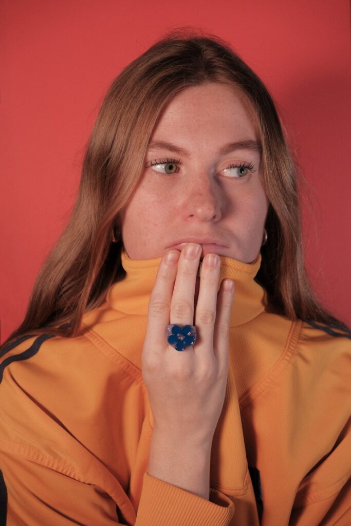 Maguie dévoile son nouveau clip et explore avec sensibilité le titre "À la casse"