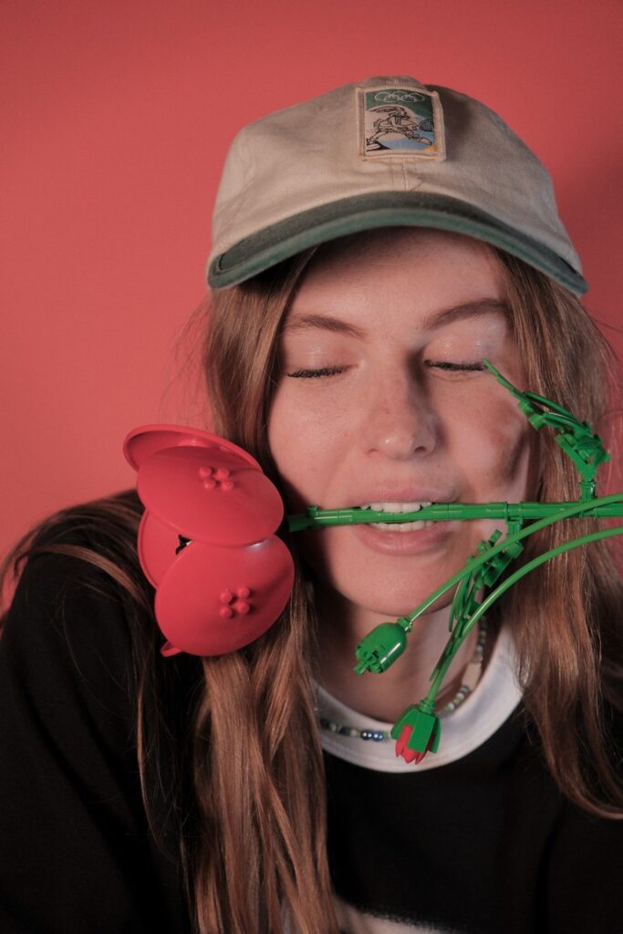 Maguie dévoile son nouveau clip et explore avec sensibilité le titre "À la casse"