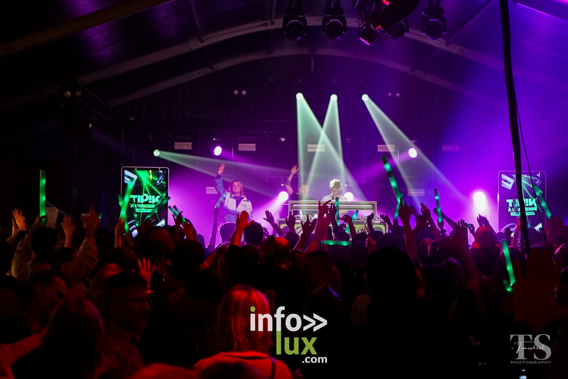 Le chapiteau en 2026 : afterworks et DJ sets gratuits après les spectacles. Soirée sous le chapiteau de Namur is a Joke 2026, public et jeux de lumière