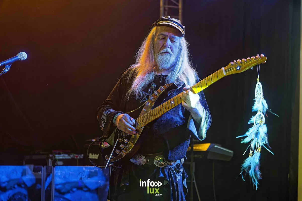 Le guitariste Uli Jon Roth en concert au Zik-Zak d’Ittre sous une lumière bleue, visage et guitare nets