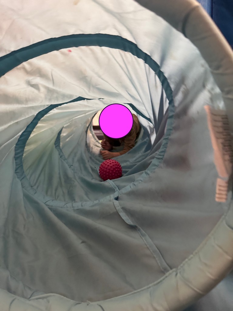 Enfant en séance de psychomotricité relationnelle, exploration libre par le jeu