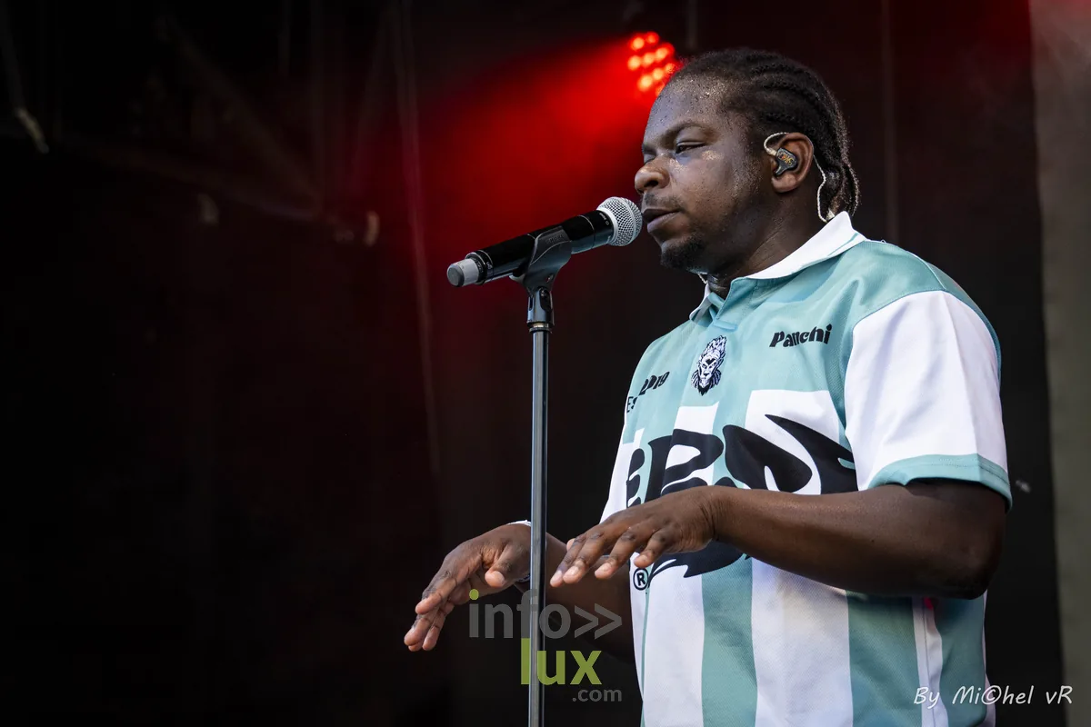 C-Rhyms en plein concert, micro en main, t-shirt football style, Brussels Jazz Weekend 2026