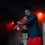Kaito Winse en plein souffle à la flûte peule sous les projecteurs rouges du Brussels Jazz Weekend 2026