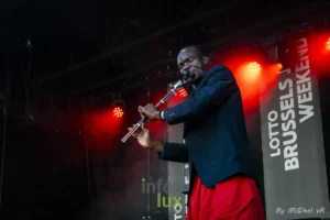 Kaito Winse en plein souffle à la flûte peule sous les projecteurs rouges du Brussels Jazz Weekend 2026