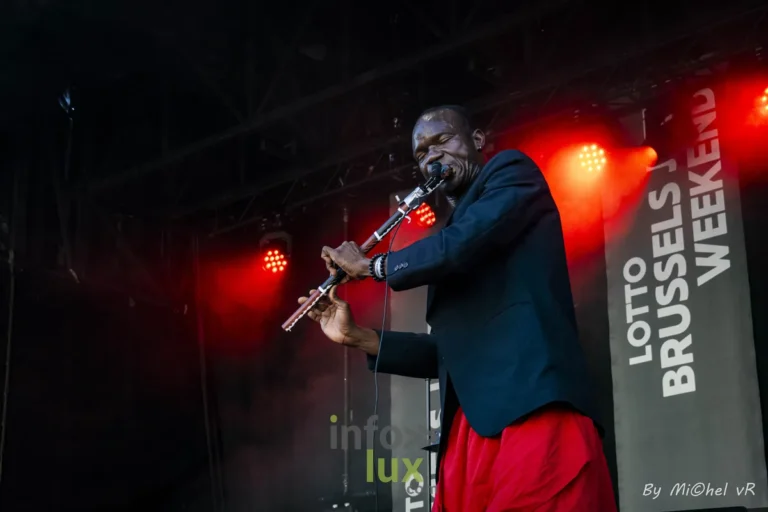 Kaito Winse en plein souffle à la flûte peule sous les projecteurs rouges du Brussels Jazz Weekend 2026