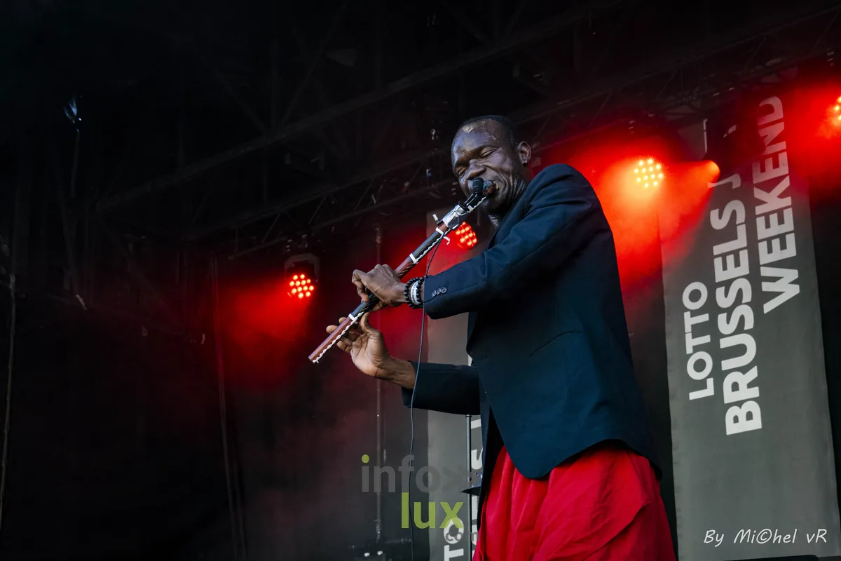 Kaito Winse en plein souffle à la flûte peule sous les projecteurs rouges du Brussels Jazz Weekend 2026
