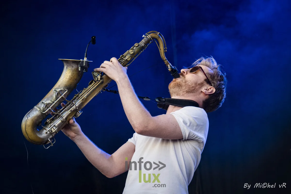 Saxophoniste baryton du Woolvis Large Ensemble en pleine improvisation au Brussels Jazz Weekend 2026