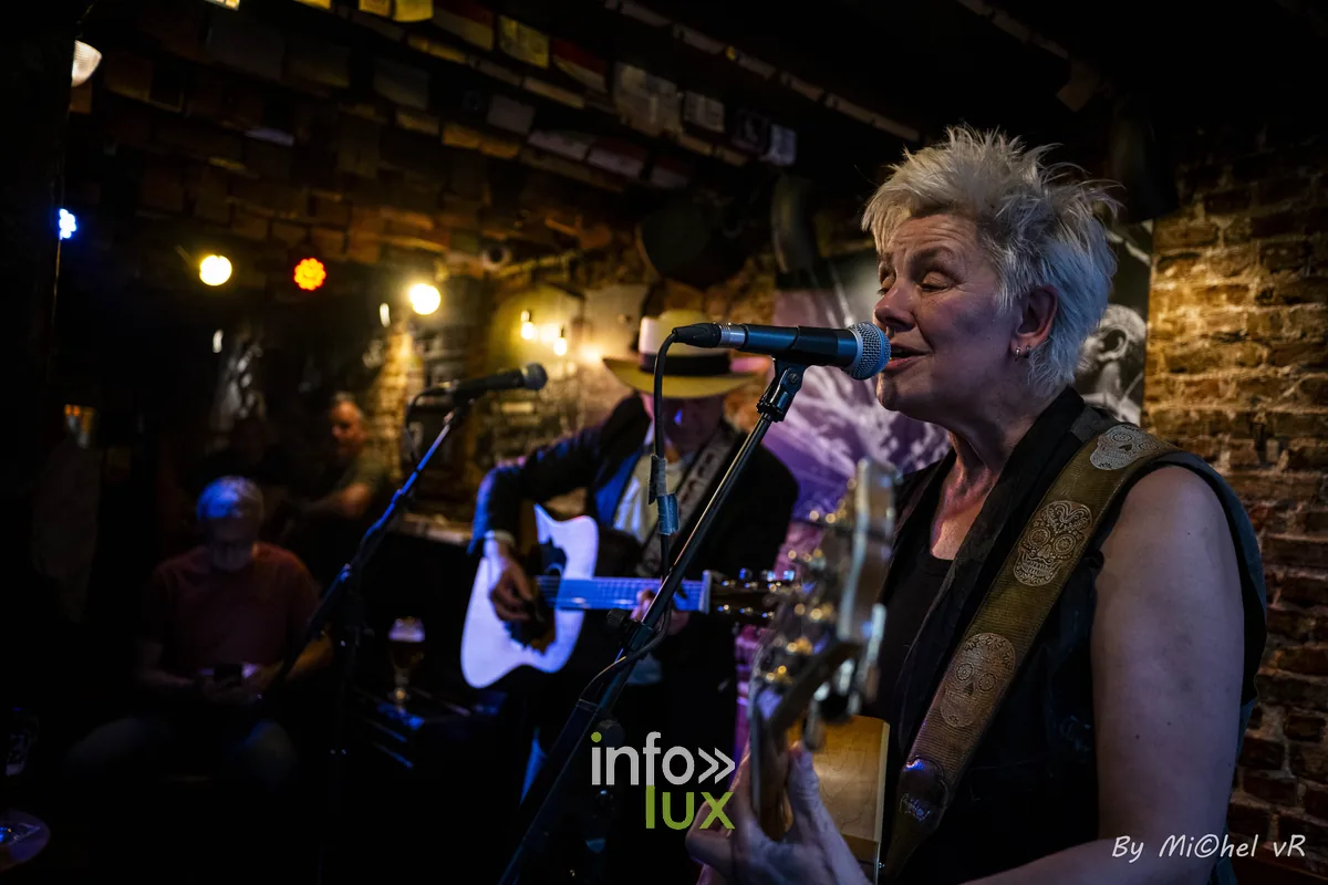 Bruno Deneckere et Kathleen Vandenhoudt en concert au Café Bizon — Brussels Jazz Weekend 2026 Day One, photo 2 par Michel van Rhijn