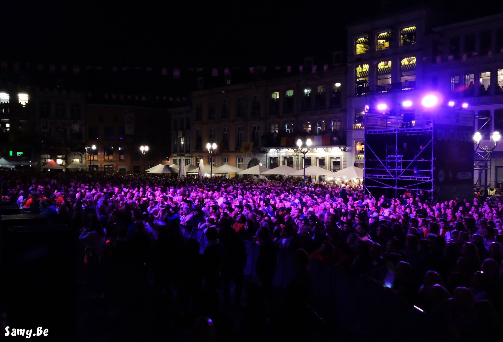 Grande scene des concerts du Doudou sur la Grand-Place de Mons la nuit