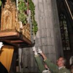 Descente de la châsse de sainte Waudru dans la collégiale gothique de Mons, cérémonie du Doudou