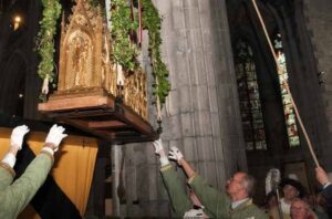 Descente de la châsse de sainte Waudru dans la collégiale gothique de Mons, cérémonie du Doudou