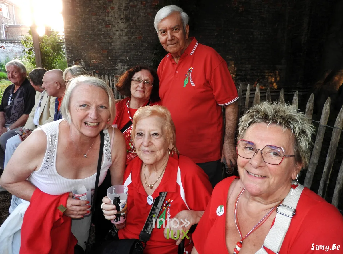 Groupe de Montois en polos rouges, dont un orné de l'insigne du Dragon, pour le Doudou 2026