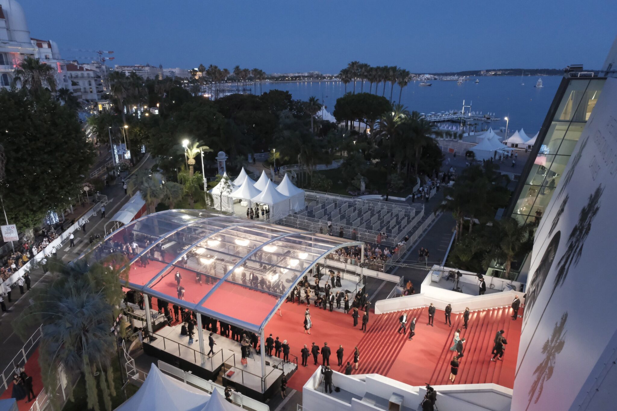 Montée des marches nocturne du Grand Théâtre Lumière au Festival de Cannes