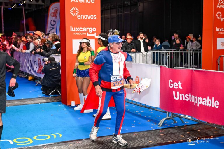 Ligne d'arrivee illuminee de l'ING Night Marathon Luxembourg 2026 - Photo Frederic Graas