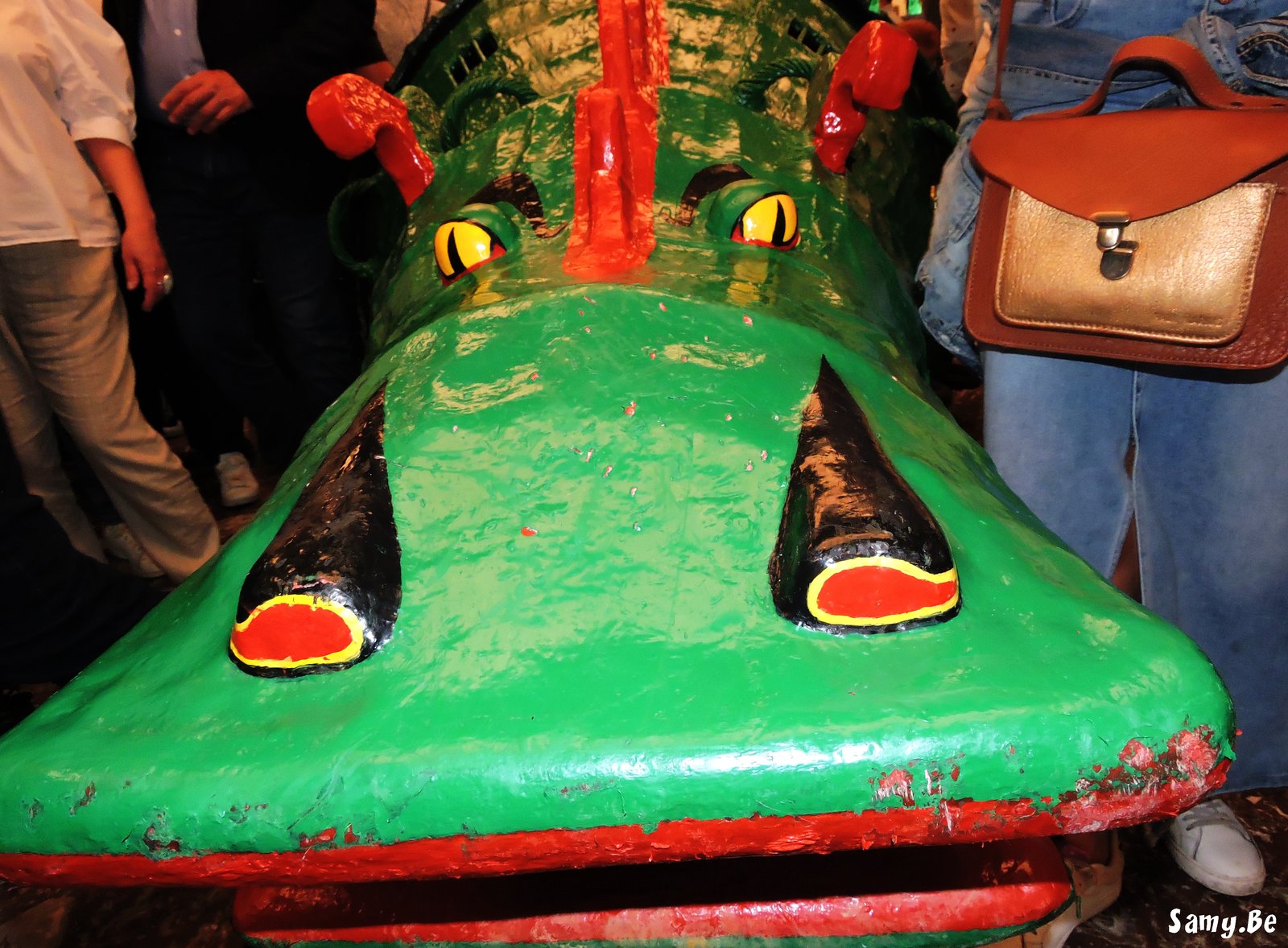 Dragon vert du Lumecon dans l'arene de sable de la Grand-Place de Mons