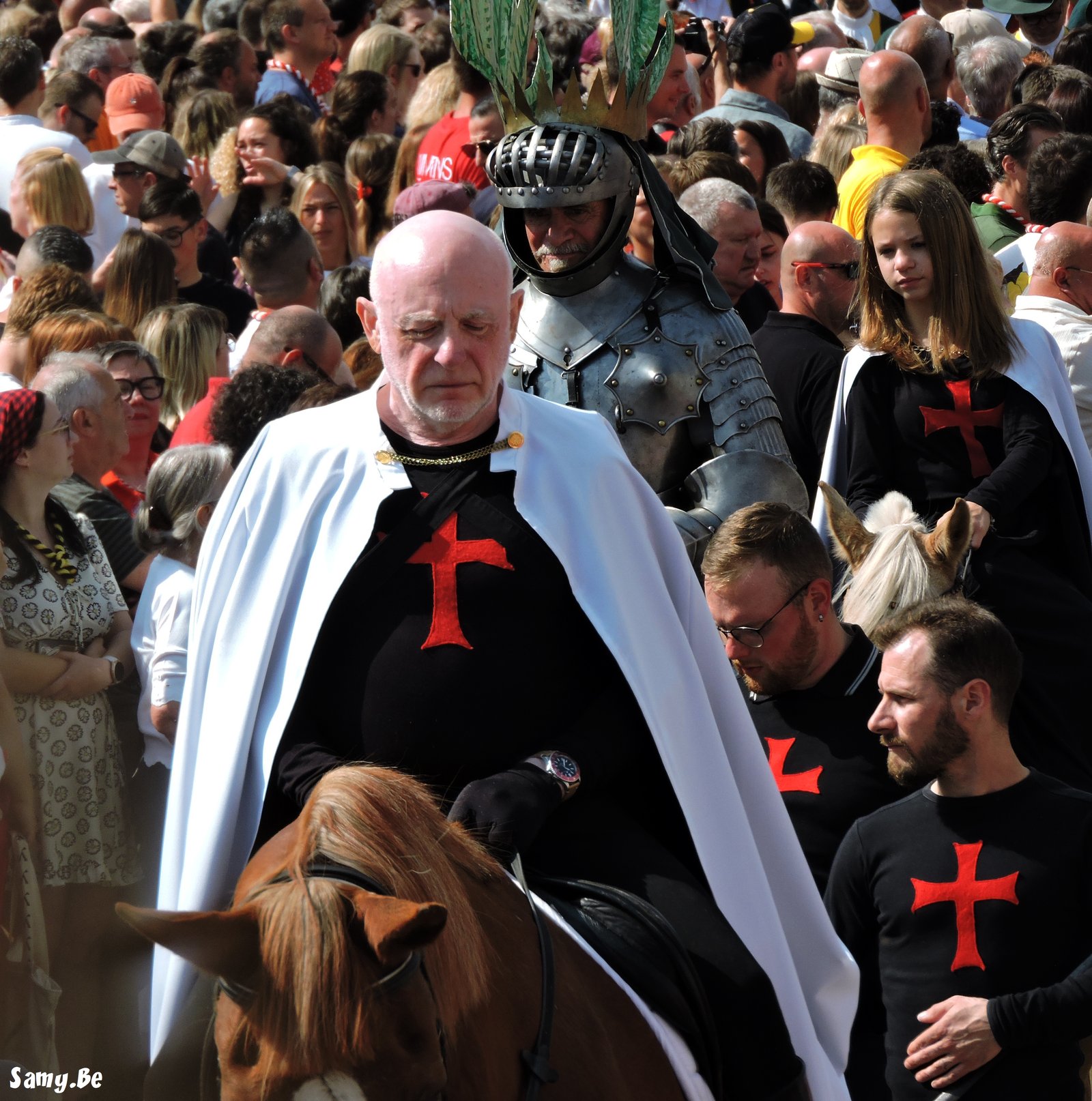 Saint-Georges a cheval entoure de ses ecuyers lors du cortege du Lumecon