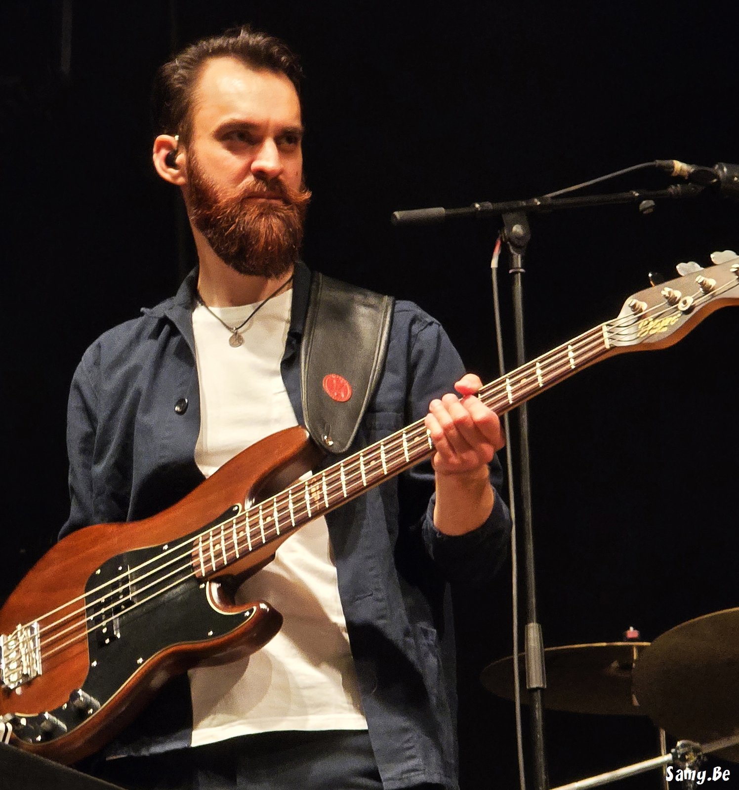 Le bassiste de Mr Cover sur la scene de la Grand-Place de Mons, Doudou 2026